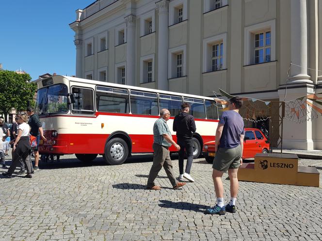 Uczestnicy Ogólnopolskiego Rajdu Pojazdów Zabytkowych w Rydzynie zawitali na Rynek w Lesznie