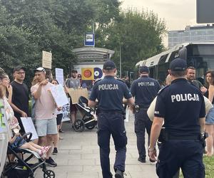 Protest mieszkańców przeciwko wycince drzew pod budowę linii tramwajowej do Mistrzejowic.