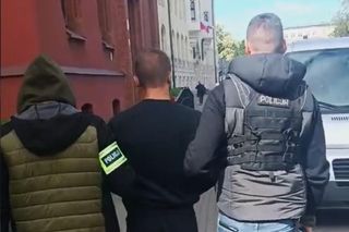 Bydgoscy policjanci zatrzymali nożownika. Dźgał swojego kolegę i jego matkę. Kiedy wyrwano mu nóż, zaczął gryźć