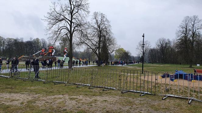 Tłumy chętnych na szczepienia w Parku na Zdrowiu w Łodzi. Bez zapisów!