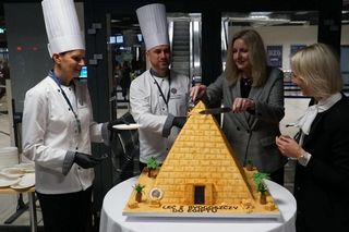 Pasażerowie pierwszy raz polecieli z Bydgoszczy prosto do Egiptu. Na lotnisku był tort w kształcie piramidy