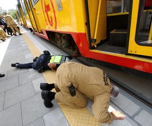 Tramwaj na Stegnach zawisł nad ziemią. Strażacy padli na kolana 