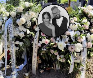 Grób Justyny i Zbigniewa utonął w białych kwiatach. Napisy na zniczach złamały każde serce. Kocham Cię mamusiu