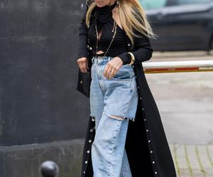 Monika Olejnik w butach Miu Miu za krocie i porwanych dżinsach! Ta stylizacja szokuje