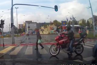 Godne pochwały! Motocyklista zasłonił staruszka na przejściu dla pieszych - WIDEO