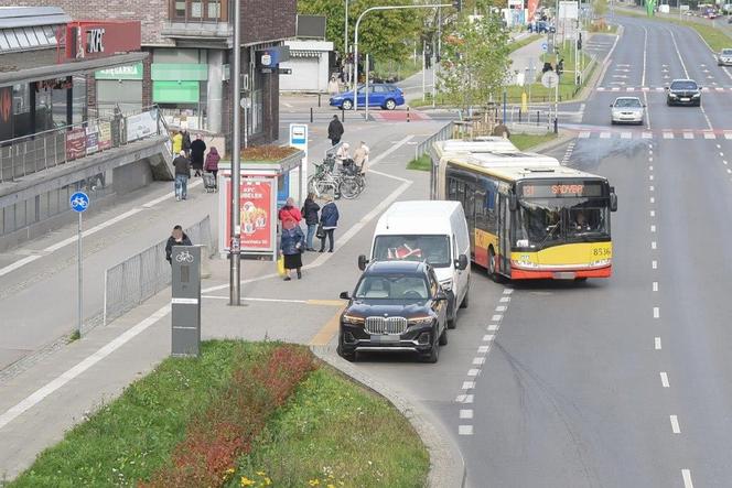 Rozenek, która blokuje przystanek w aucie za 500 tys.