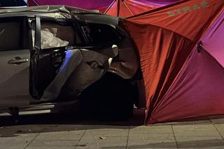 Osobowa toyota wjechała w słup, jedna osoba zginęła. Autem podróżowały dzieci