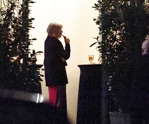 Anna Lewandowska w nocy pali elektryczne papierosy