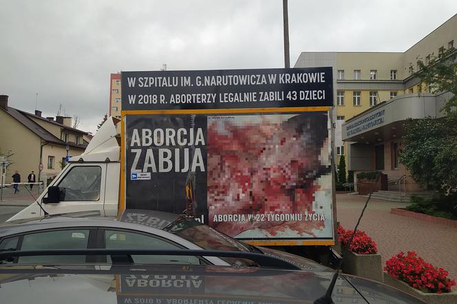 Antyaborcyjna furgonetka musi zniknąć sprzed krakowskiego Szpitala im. Narutowicza