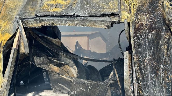 Pożar hali przemysłowej hurtowni zniczy przy ulicy Dojazd w Tarnowie