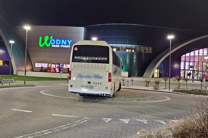 Autobus zaparkował na wyspie ronda