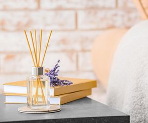 Wlej do słoiczka i postaw na półce w salonie, a letni aromat wypełni pomieszczenie. Energetyczna kompozycja pobudzi zmysły i odświeży powietrze. Naturalny zapach do salonu