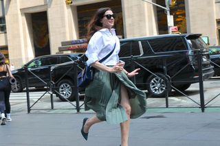 Plan filmu Diabeł ubiera się u Prady 2 to kopalnia modowych inspiracji. Te trendy podpatrzone u Anne Hathaway będą królować jesienią 