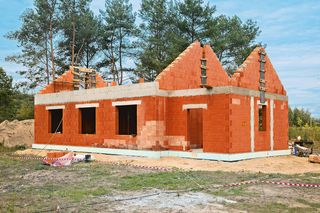 Pustaki i bloczki akustyczne – sposób na ciche mury w domu