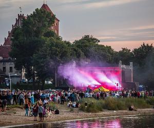 Wakacje 2024 w Pucku. Jakie gwiazdy pojawią się na zielnej plaży? 