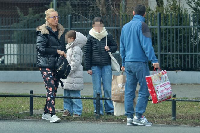 Agata Młynarska. Babcia Agata buszuje po sklepie.