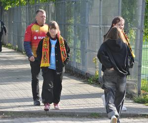 Żółto-czerwono na ulicach Kielc przed meczem Korona - Radomiak