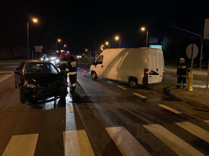 Zderzenie dwóch aut na trasie Osielsko - Bydgoszcz. Jedna osoba trafiła do szpitala [ZDJĘCIA]