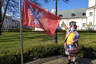 Zawieszenie flagi województwa mazowieckiego na Skwerze Kościuszki w Siedlcach - 28.04.2021