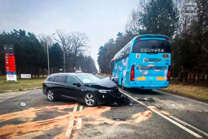 Autokar zderzył się z osobówką na DK46