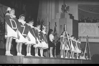 Dzieci podczas występów z okazji Dnia Matki. Rok 1939