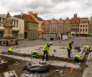 Prace na Starym Rynku coraz bliżej końca. Kostki granitowej coraz więcej