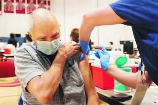 To był rok wirusa i skandali