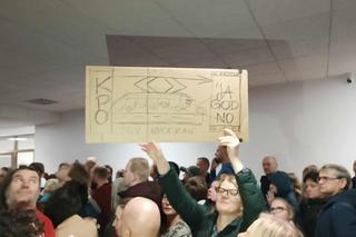 Donald Tusk odwiedził mieszkańców Jagodna. Ponad połowa odbiła się od drzwi