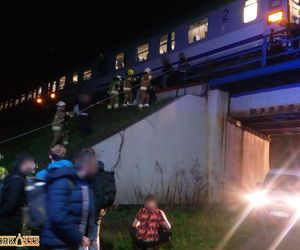 Ewakuacja pasażerów pociągu w Wielkanoc przed stacją w Bąkowie