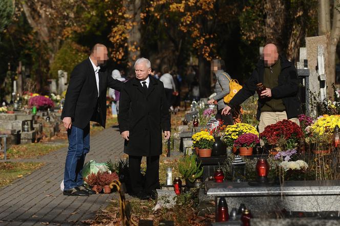 Prezes Kaczyński z miotełką na grobach