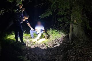 Ze strachu przed zwierzętami zrzucił sandały i wskoczył na drzewo! Spędził tak 8 godzin