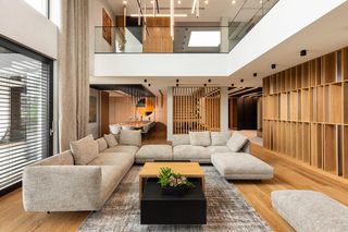 Cicha elegancja nowoczesnego luksusu. W tym dwukondygnacyjnym domu brak zbędnego przepychu