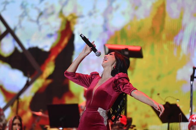 Steczkowska w czerwieni i Margaret w futrze. Tak gwiazdy wystroiły się na koncert 11 listopada [GALERIA]