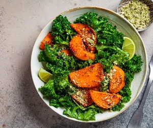 Sałatka z pieczonych batatów i jarmużu - słodko-wytrawna uczta