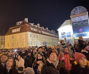 32. Finał WOŚP w Zielonej Górze. Najpierw koncerty a później Światełko do Nieba - tak się bawili zielonogórzanie