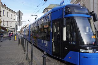 Zakaz używania telefonów w komunikacji miejskiej w Krakowie? MPK i prezydent Miszalski są za