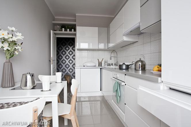 Szare ściany w minimalistycznej kuchni