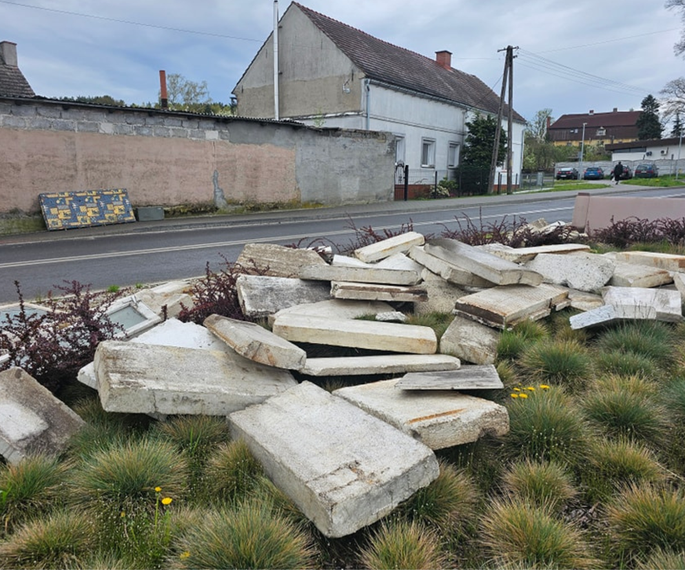 Odpady po remoncie w centrum Krępy