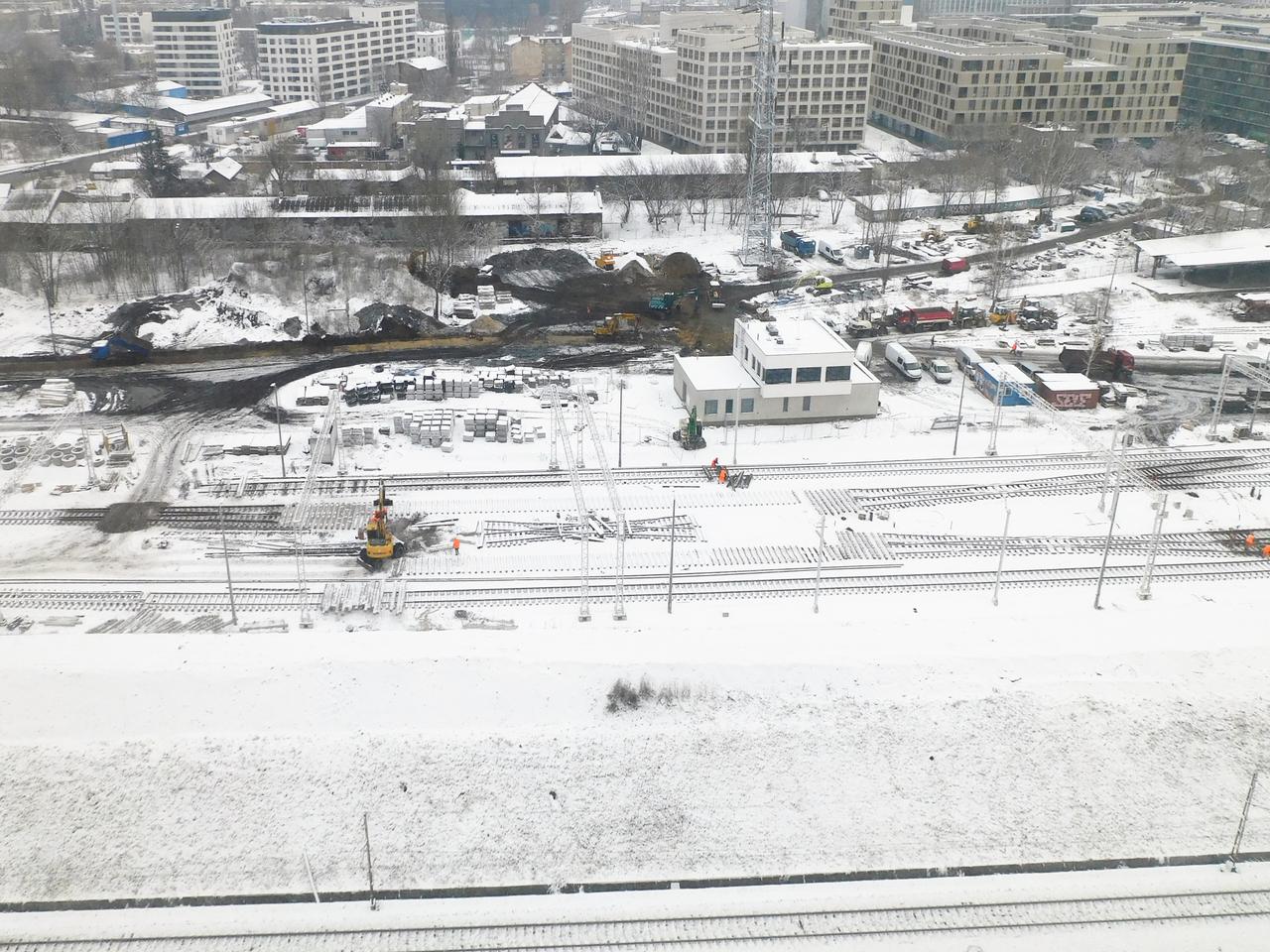 Schody bez kładki, skromne wiaty i brak hali, czyli nowa stacja Warszawa Główna