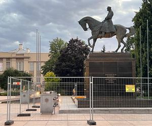 Pomnik Józefa Piłsudskiego w Lublinie ogrodzony