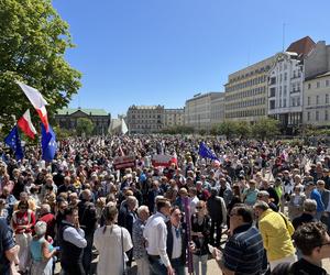 Toast za Wolność w Poznaniu. Tysiące ludzi na placu Wolności