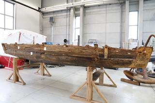 Muzealnicy z Gdańska konserwują kopalniane łodzie wydobyte z mułu