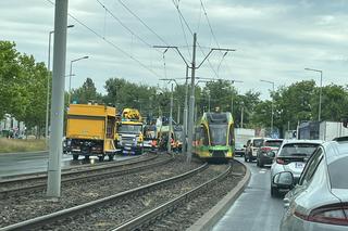 Poznań, ulica Jana Pawła II: samochód w torowisku