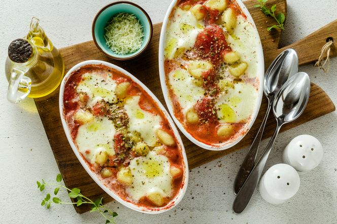 Gotowe gnocchi zapiekane w sosie pomidorowym z mozzarellą