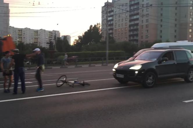 Trzech osiłków kontra rowerzysta – zaskakujący finał potyczki w Rosji