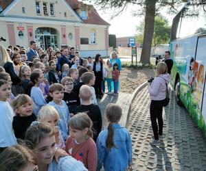 Dzieciaki ze Szkoły Podstawowej w Konarzycach mają nowy kolorowy autobus szkolny. ZDJĘCIA