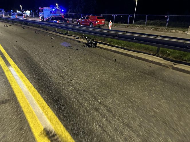 Makabra na Wisłostradzie. Roztrzaskane auta i motocykle. Dwie osoby reanimowane w tym dziecko 