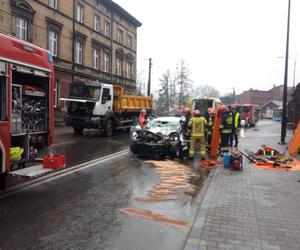 69-latek wjechał w ciężarówkę. Zakleszczonego kierowcę musieli ratować strażacy [ZDJĘCIA]