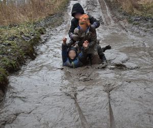 Nietypowy kulig na Śląsku. Zamiast śniegu błoto, a zamiast konia samochód terenowy. 