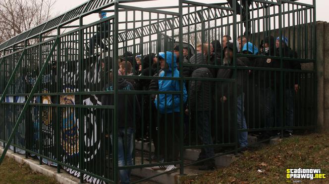 Skandal na meczu. Kibice Hutnika Kraków trzymani... w klatce niczym dzikie zwierzęta